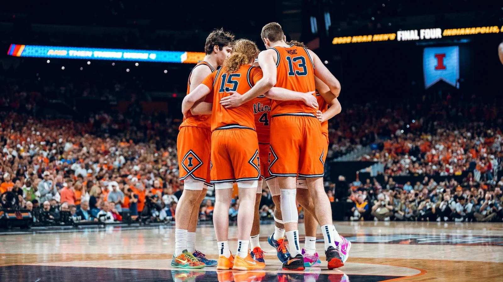 Illinois players huddling on the court at the 2026 men's Final Four