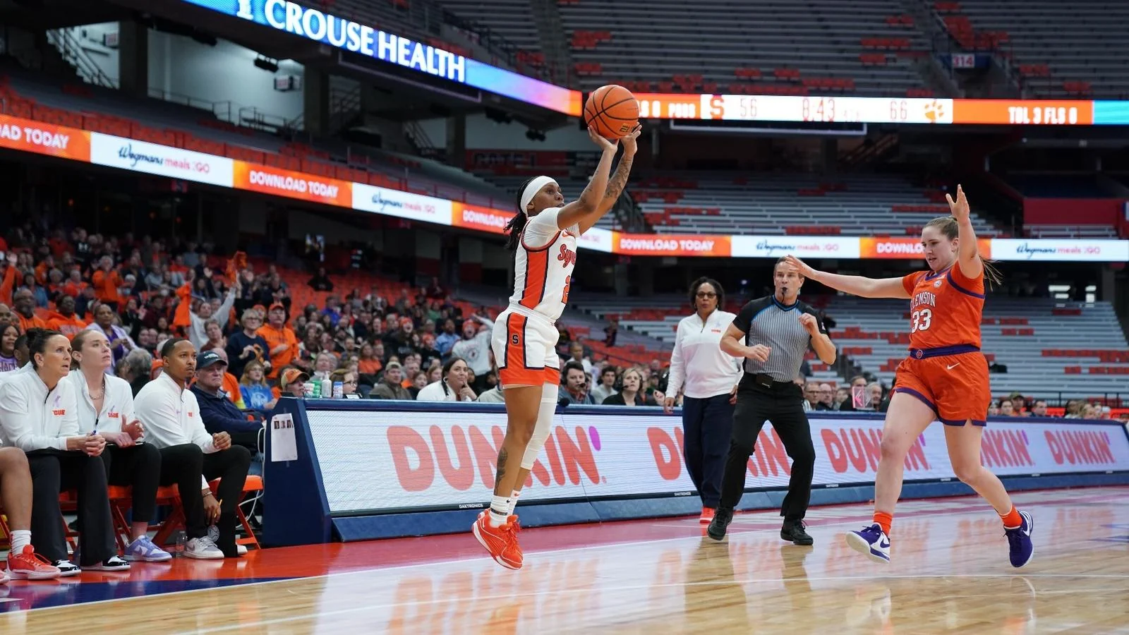 Dyaisha Fair playing for Syracuse during a women's college basketball game